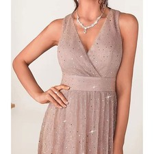 Elegant sleeveless dress suitable for parties, banquets, evening gowns