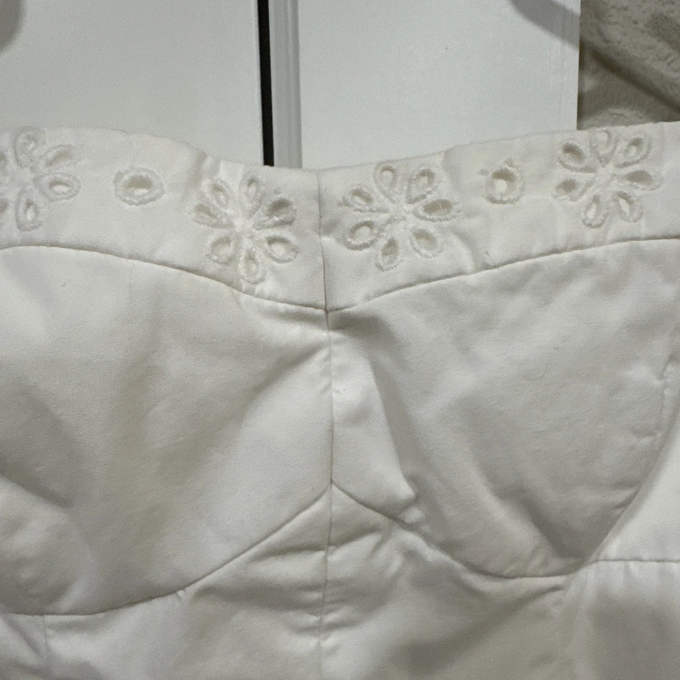 Mini vestido blanco sin tirantes Hollister. Talla M. Diseño de encaje floral. Coqueta Foto 3 de 4