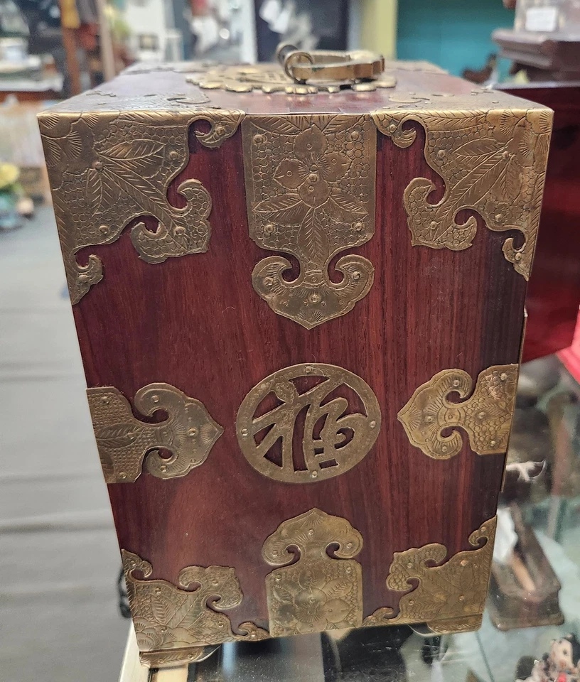 Antigua caja conmemorativa china de palo de rosa/latón. Foto 3 de 4