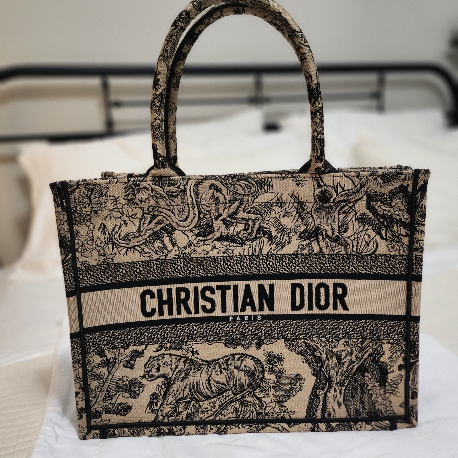 7 bước quan trọng để phân biệt túi Dior Book Tote real và fake  LUXITY