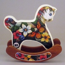 Cavallino da collezione n° 10, in legno laccato bianco con fiori e farfalle.