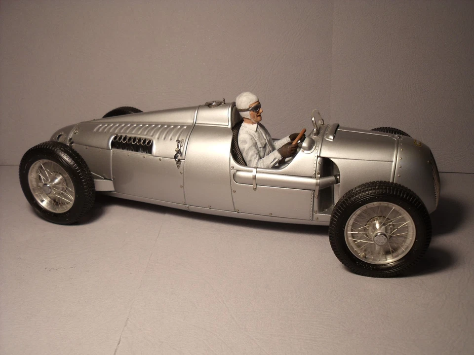 CMC 1/18  AUTO UNION  C  DRIVER  BERND  ROSEMEYER  PAINTED  FIGURE  BY  VROOM   - Image 3 of 4