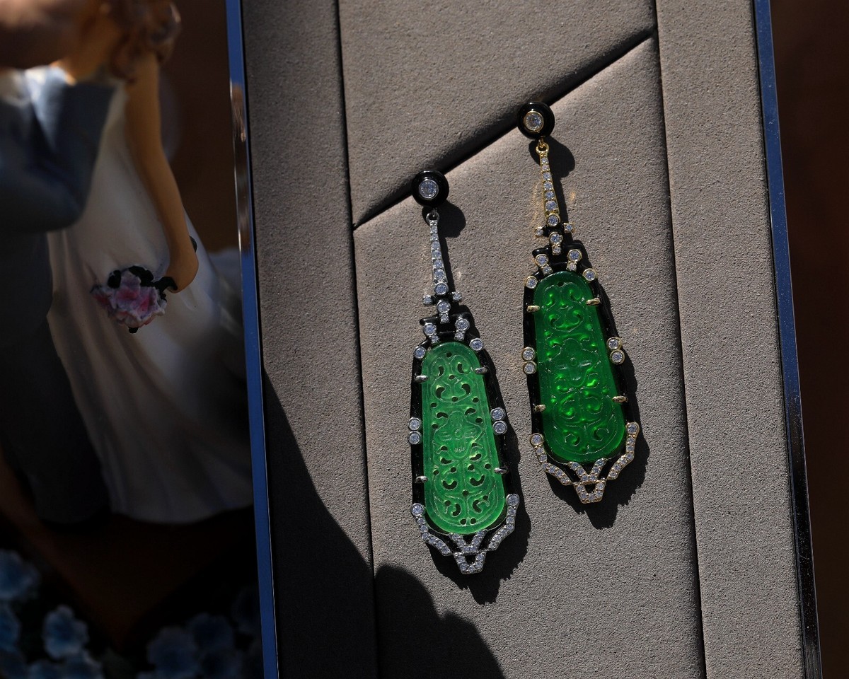 Boucles D'oreilles Clip Doré Avec Jade Sculpté Vert Pâle - Style Art Déco, Neuf Sans Emballage