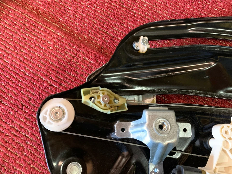 BMW F23 CONVERTIBLE REAR LEFT DRIVER SIDE WINDOW REGULATOR MOTOR UNIT OEM 33K - Image 4 of 4