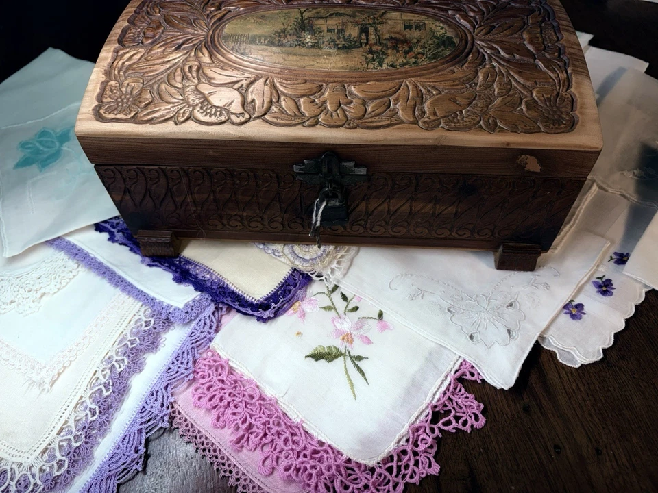 Vintage Antigo 50 Lenços Tatuados Linho Bordado Extravagante Floral Caixa de Cedro - Imagem 4 de 4