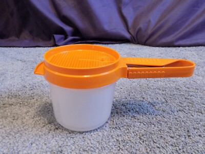 VINTAGE TUPPERWARE ORANGE SIFT-IT SIFTER #1493-7
