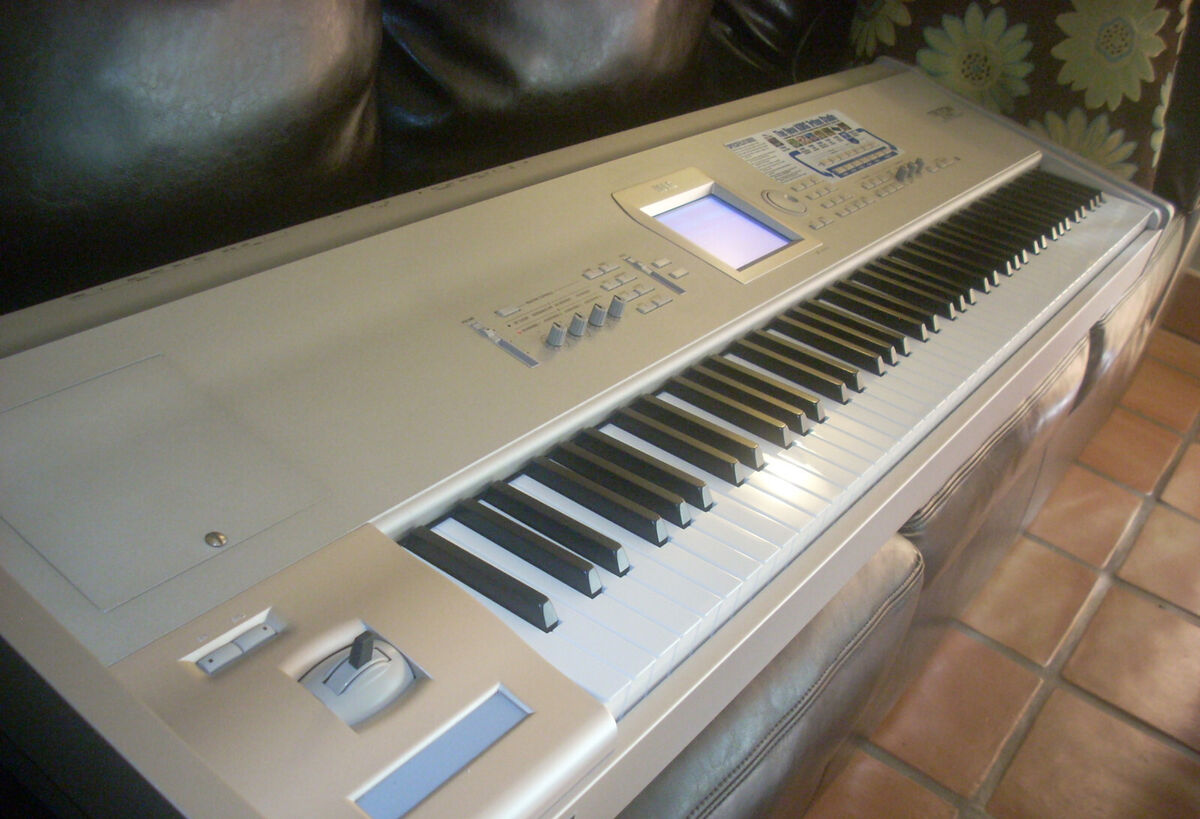 Korg Triton STUDIO 88 Workstation +FAST-SAFE-SHIP+ 100 Korg Triton STUDIO 88 Workstation +FAST-SAFE-SHIP+ 100