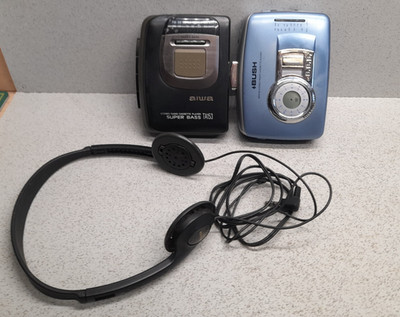 2x Walkmens Aiwa und Bush, defekte Kassettenspieler