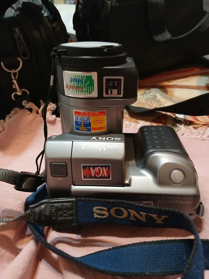 Цифровая камера Sony Mavica MVC-FD91 0,8 Мп - черная и серебристая металлик - Изображение 2 из 4