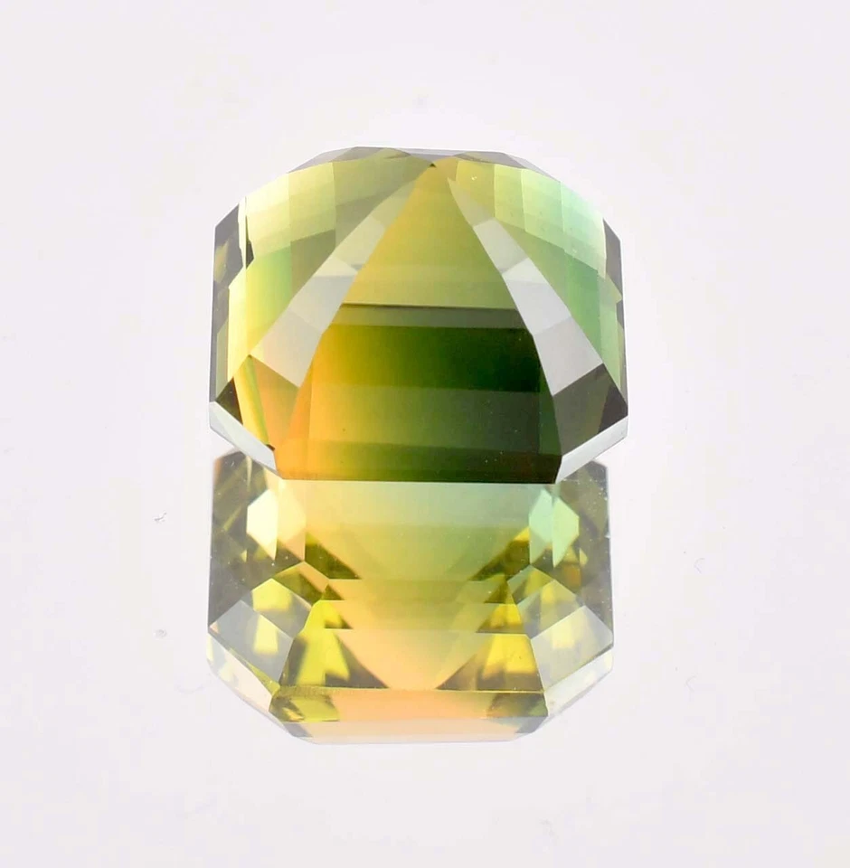 Сертифицированный натуральный двухцветный турмалин квадратной огранки 13 x 13 мм 11,80 карата - Изображение 3 из 4