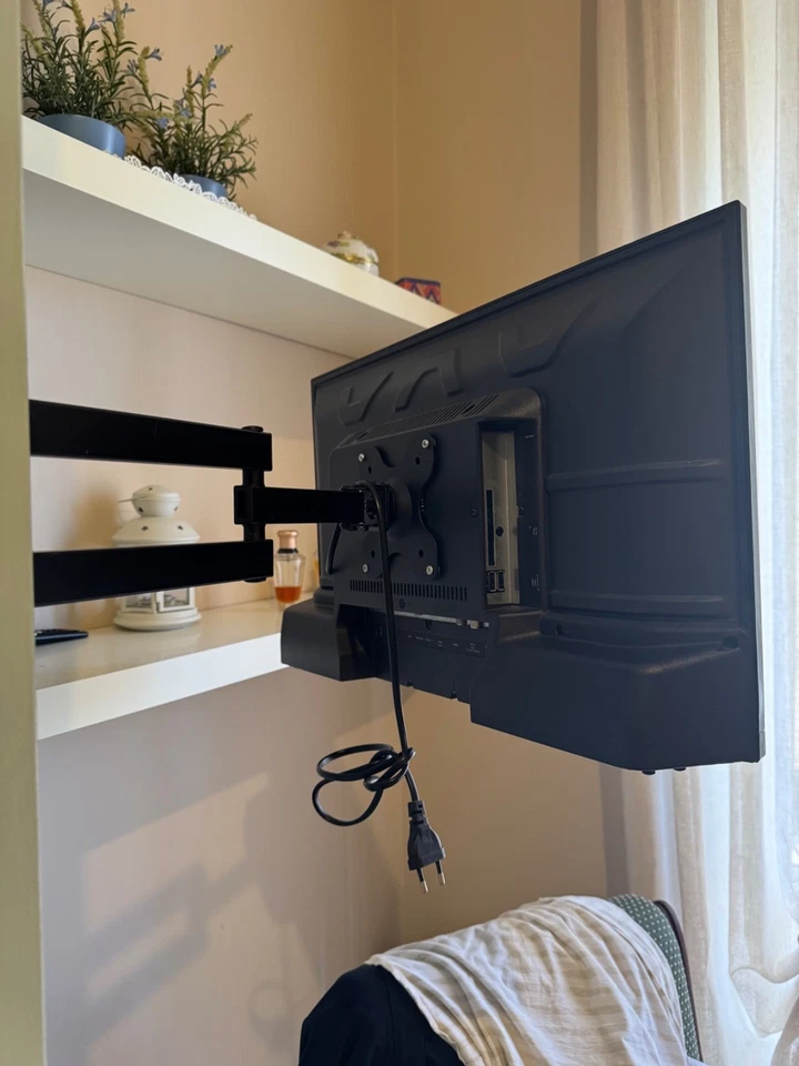 televisore Akai 24 pollici, come nuovo, nero,  - Immagine 3 di 4