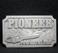 WH05157 NOS VINTAGE 1970s  PIONEER POWERFUL PRO  CHAINSAW TOOLS BELT BUCKLE