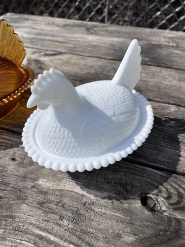 Vintage Indiana Glass milk white Hen On A Nest 7" Chicken Very Nice