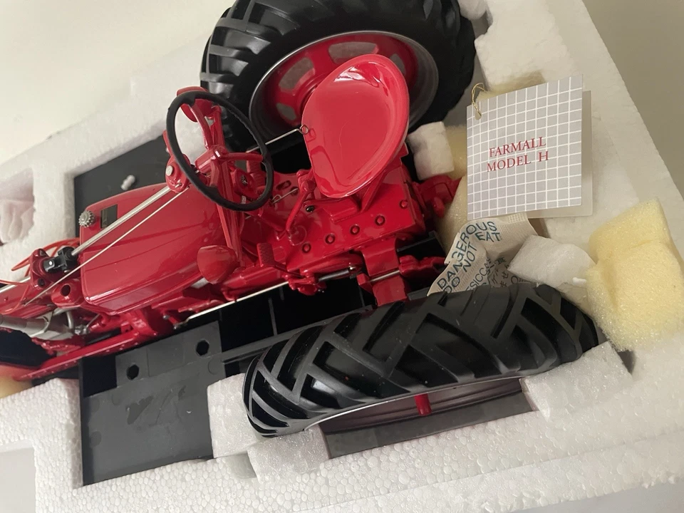 New Franklin Mint Farmall Tractor, Diecast Model H, 1:12 Scale, Red - Image 3 of 4