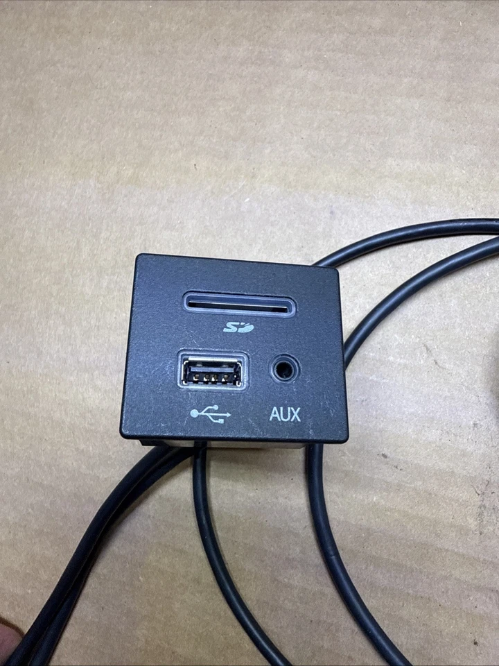 Dodge Dart 2013-2016 USB Hub SD Card Auxiliary Port OEM - Imagen 2 de 4