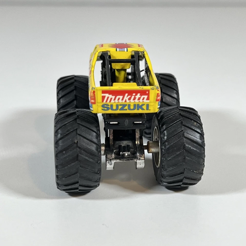 Monster Truck fundido a presión Hot Wheels Suzuki #24 Monster Jam 1:64 Foto 3 de 4