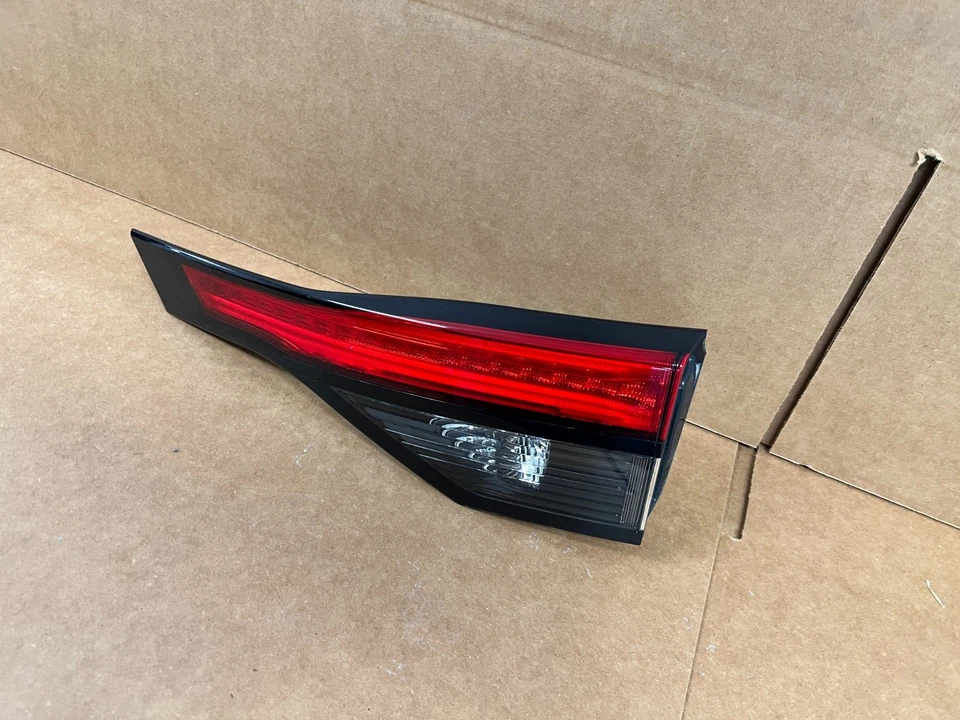 OEM 2022 2023 2024 NISSAN PATHFINDER LED LUZ TRASERA PUERTA LEVADIZA MONTADA DERECHA ¡BONITO!! Foto 3 de 4