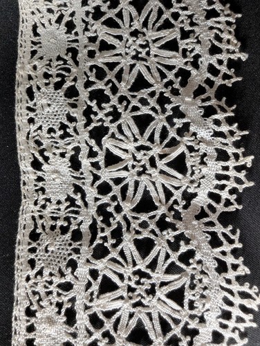 Victorian / Edwardian ? Antique Fashion Needle Lace Cuffs - Picture 5 of 9