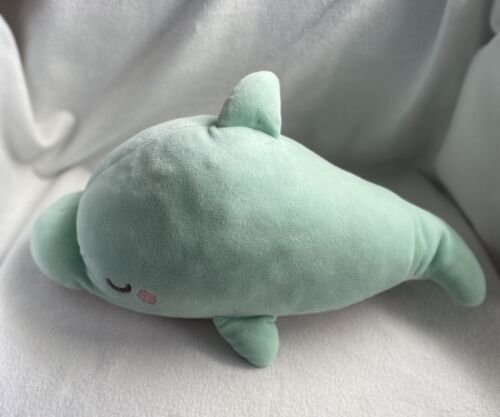 Miniso Life Plüschtier weich entzückend Delfin grün Kuscheltier Spielzeug - Bild 1 von 9