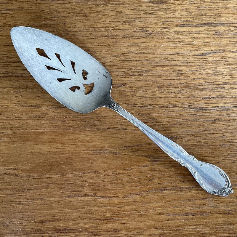 Silverplate cake or pie server~Wm Rogers~IS~Moonlight~Royal Victorian~Lovelight