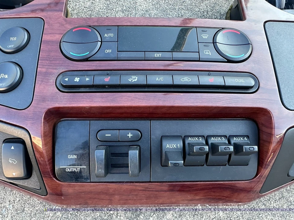 08-10 Ford F350 Super Duty KING RANCH Borde de bisel de tablero de madera con controles de aire acondicionado / auxiliares Foto 3 de 4