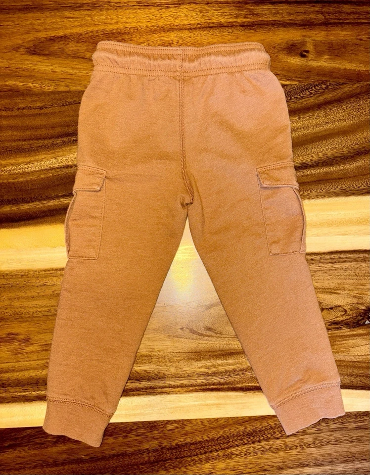 Pantalones deportivos Carter’s Carter’s cargo tostados con cintura elástica talla 5T Foto 2 de 4