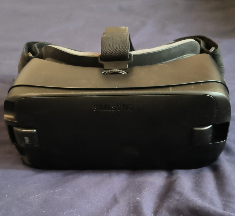Samsung Gear VR Smartphone VR Headset for Up to 6.0in Phones, Micro USB, Black
