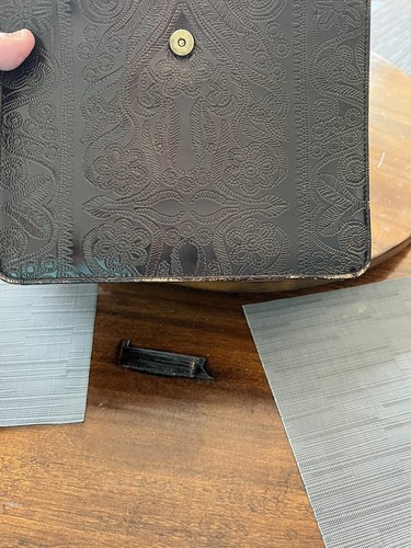 Cartera Bellerose de Cuero Rígido, Color Borgoña Oscuro - Imagen 6 de 7