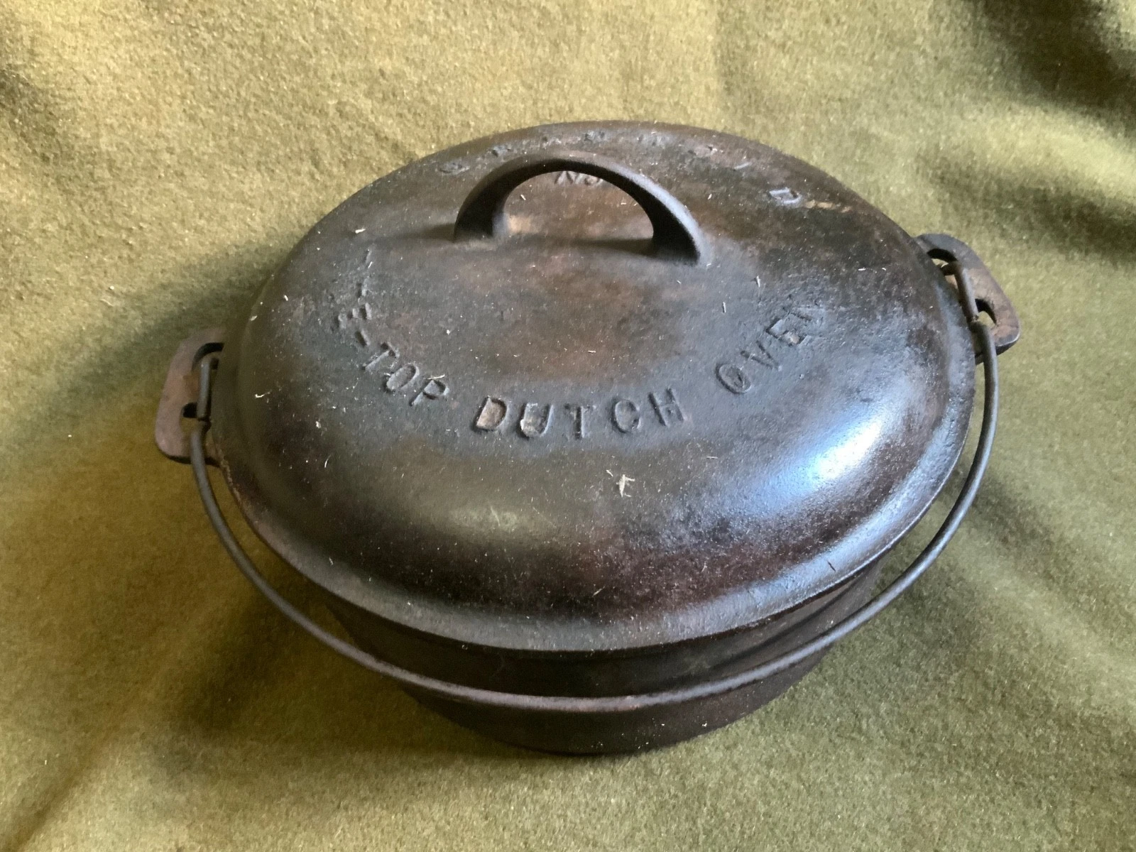 Griswold Cast Iron #9 Tite-Top Dutch Oven 834 w/Lid 2552 Fully Marked Pat. 1920