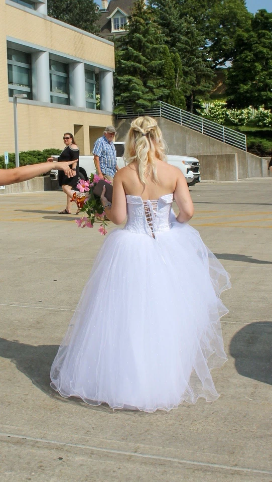 Vestido de baile sin tirantes vestido de novia talla 2 David’s Bridal Foto 4 de 4