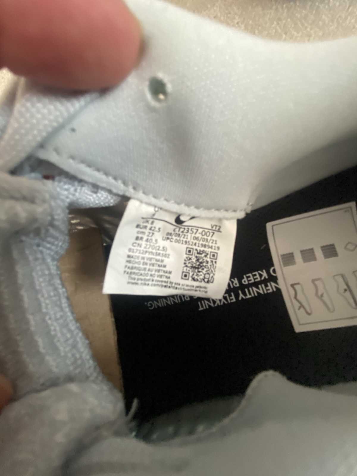 BNWT Nike React Infinity Run Flyknit 2 – Size UK 8 (With Original Box image 4