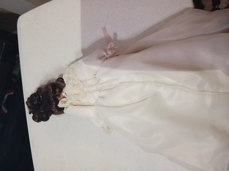 muñeca de porcelana la colección Avon 2000 espalda FUENTE DE CINCO COLECCIÓN AVON 2000 Foto 3 de 4