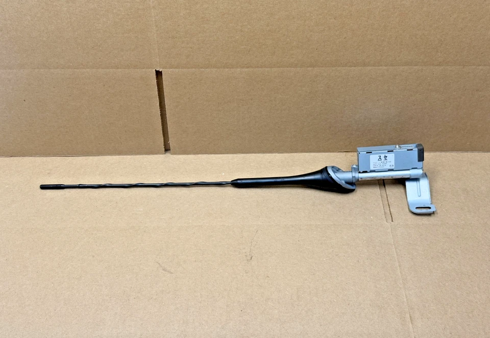Mástil y módulo de antena satelital Mazda MX-5 Miata 2016-2025 PO41 OEM Foto 4 de 4