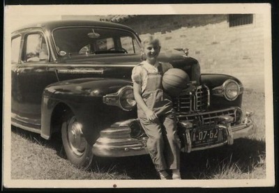 Fotografie junges Mädchen lehnt am Lincoln Continental, Kennzeichen A-07-62 