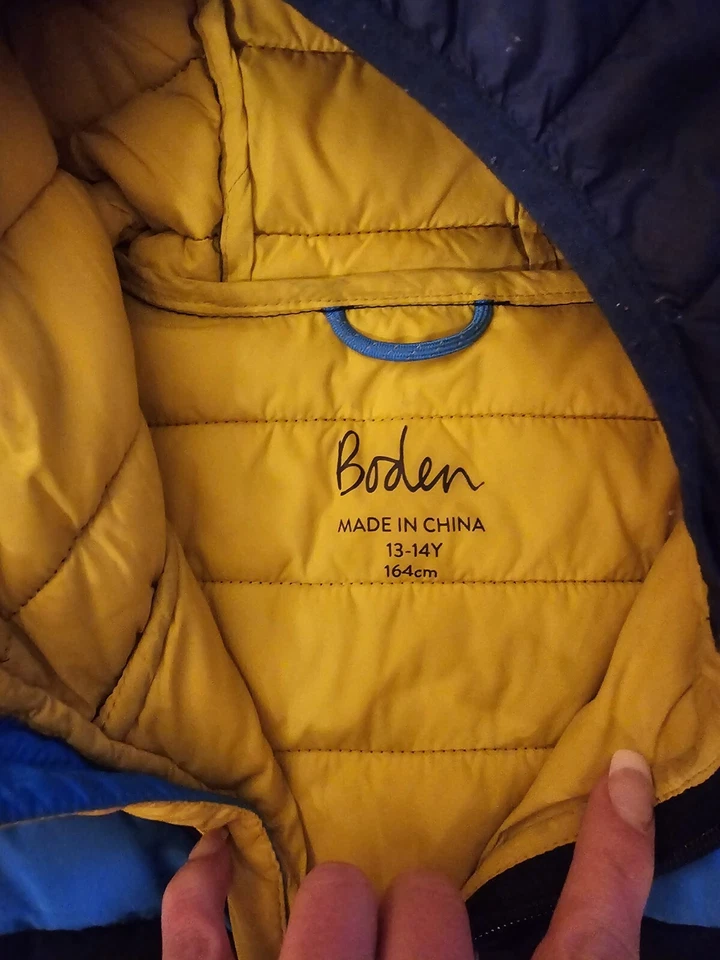 Jaqueta acolchoada Boden infantil cor arco-íris tamanho 13 anos a 14 anos. Azul grande - Imagem 3 de 3