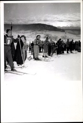 Foto Wintersport, Skiläuferinnen am Start - 10463624