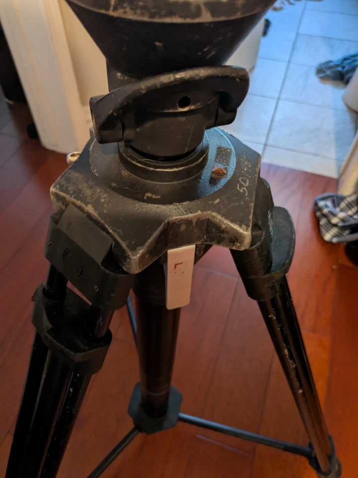 Trípode de aluminio Sachtler Hot Pod con columna de elevación neumática Foto 2 de 3