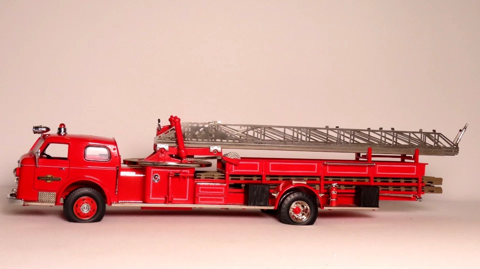 Franklin Mint 1954 American La France Fire Engine scale 1:32 INV# 3986 - Image 3 of 4