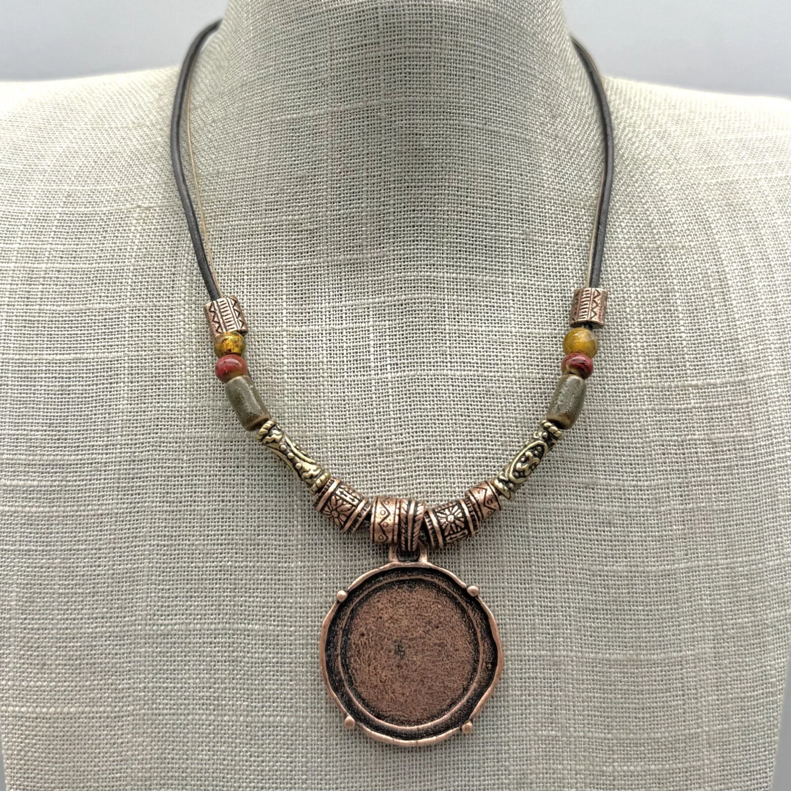 VETEMENTS Collana Artigianale Chico's con Ciondolo Unico e Perline Miste Stile Boho Chic 14"