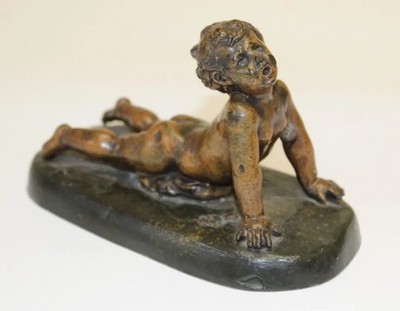 20 Jh., Bronzeguss Cherub/Amor liegend anfällig, signierte Skulptur auf Sockel 