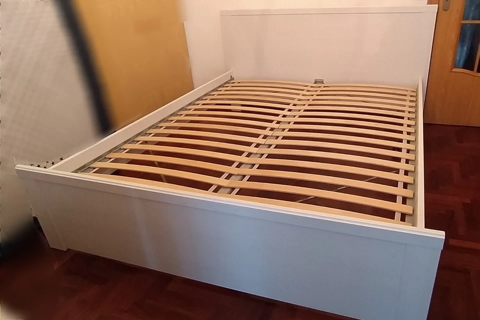 Letto matrimoniale bianco Ikea, completo di 2 basi a doghe per materasso - Immagine 2 di 4