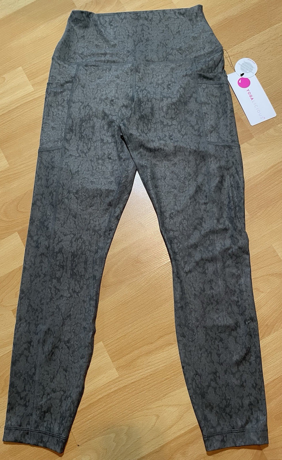 YOGALICIOUS Water Droplet Sage Yoga Pants Ankle Length Women’s Size Medium NWT