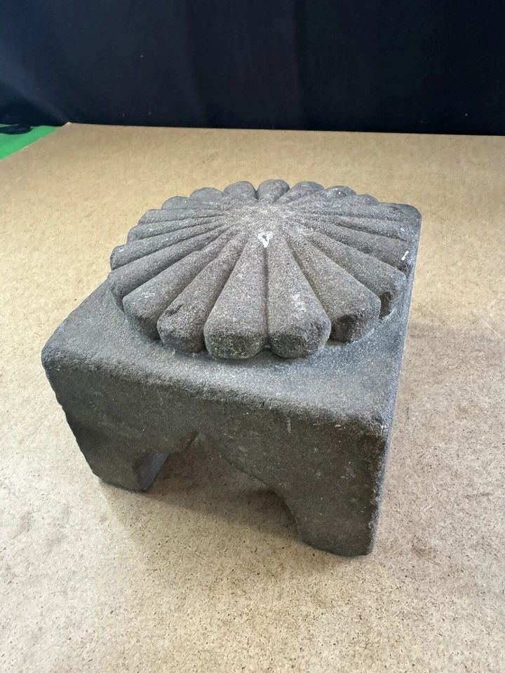 Antigua base de altar de piedra tallada a mano con diseño de loto - 5,9 libras Foto 2 de 4