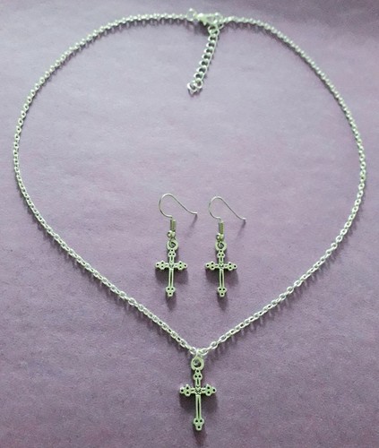 Color Plata Cruz Abalorio Conjunto de Collar y Pendientes - Nuevo - Imagen 2 de 3