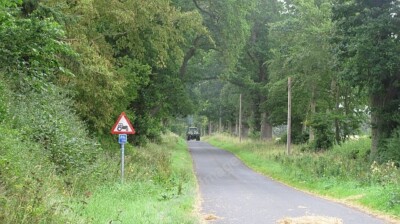 Foto 6x4 von Bäumen gesäumte Straße Melkington Eine Mischung von Bäumen säumen diese lange Gerade c2010
