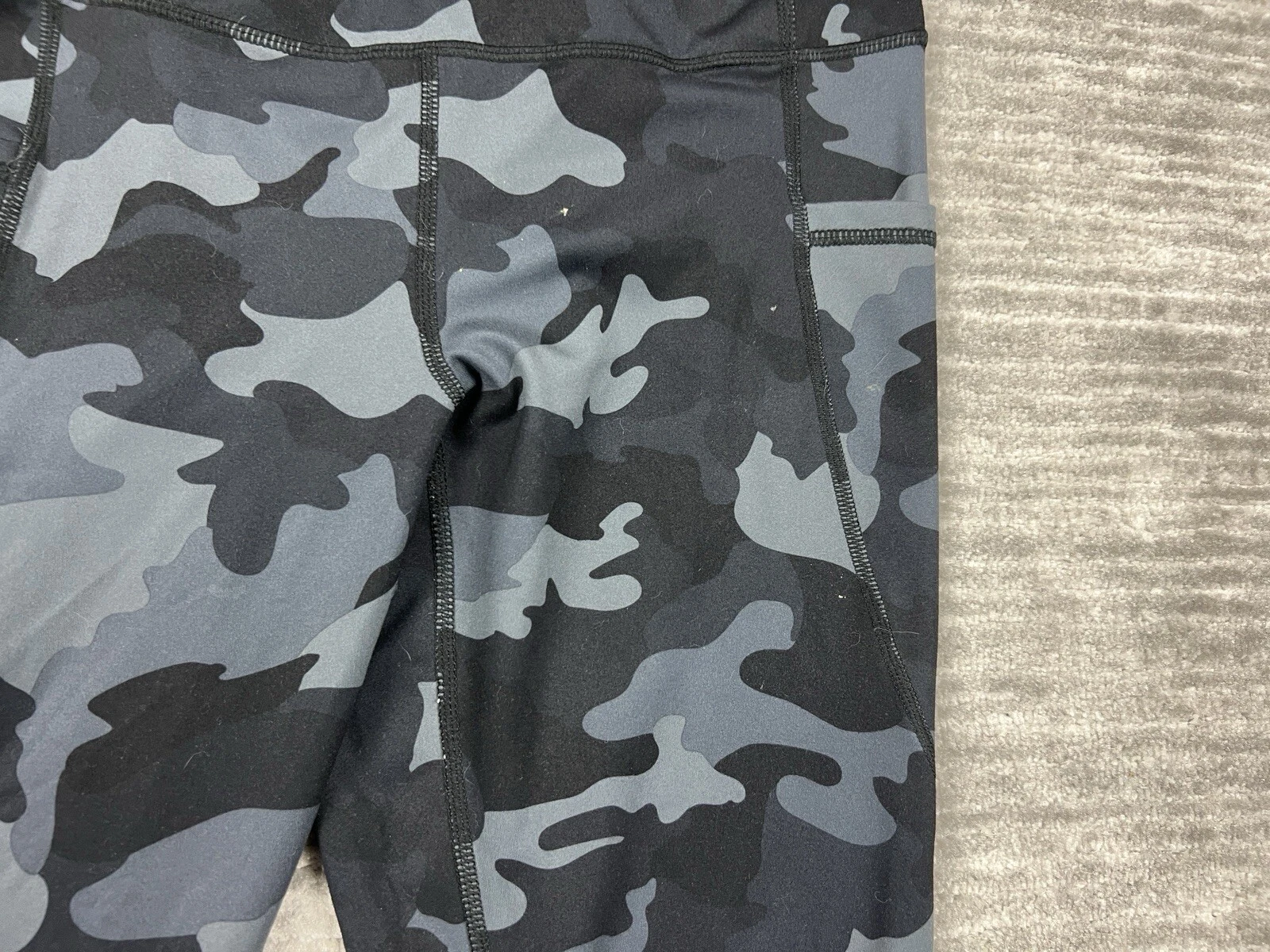 yogalicious camo capri side pockets high-rise leggings