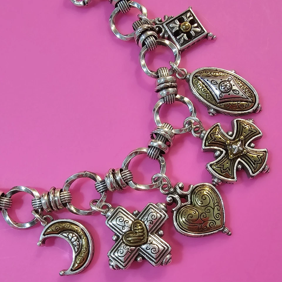 ✅ Pulseira Berloque Rara Brighton com Bolsa de Pó Prata e Ouro Cruz Coração Lua... - Imagem 3 de 4