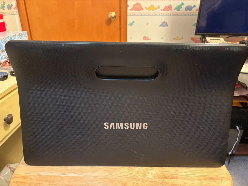 Samsung Galaxy View SM-T670 32 GB, Wi-Fi 18.4 in - Black  - Image 4 of 4