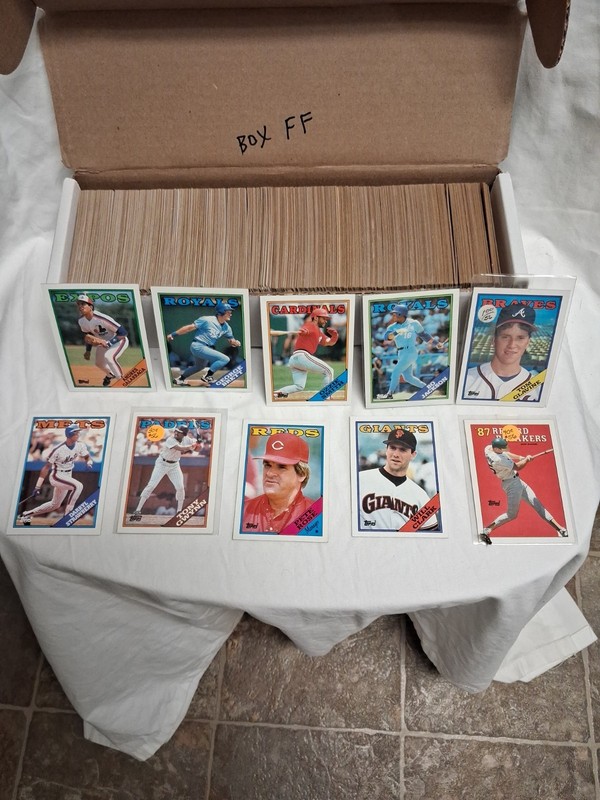 1988 Topps Baseball Cards(Full Box, Approximately 400-600 Cards)
