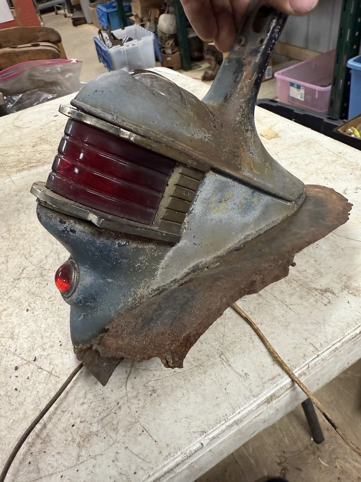 Carcasa de luz trasera lateral del conductor Cadillac LaSalle 1937-1938 Foto 3 de 4